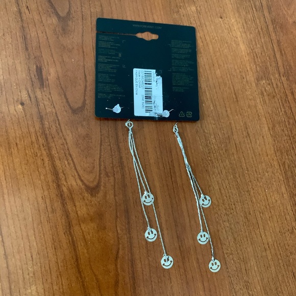 Smiley Face Dangling Earring - Picture 2 of 3